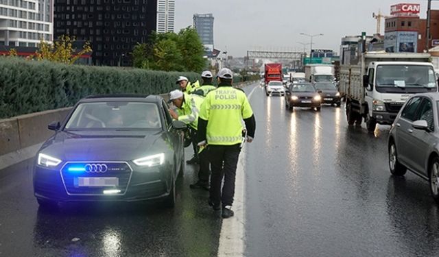 Trafikte 3 bin 458 Araca " Çakar Lamba İhlalleri'nden Ceza Yağdı