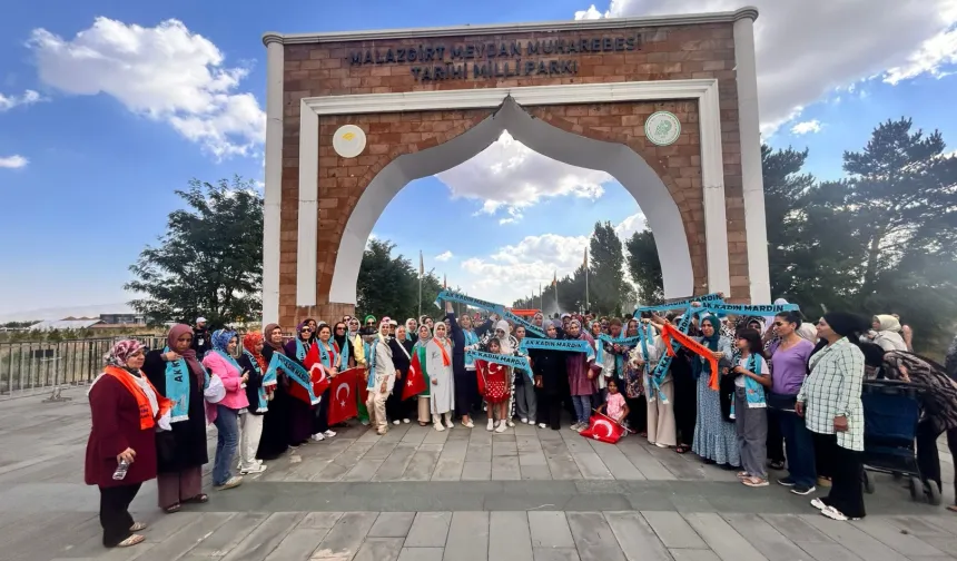 Mardinli  AK Kadınlar Malazgirt'te gövde gösterisinde bulundu