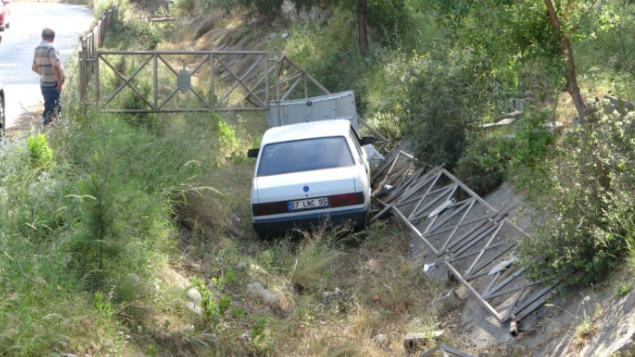 Antalya'da Virajı Alamayan Araç Kanala Uçtu!