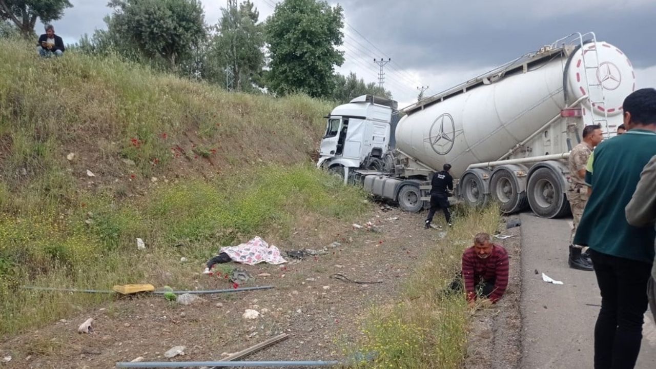 Antep'te Beton Mikseri Ile Minibüs Çarpıştı 8 Ölü, 11 Yaralı (1)