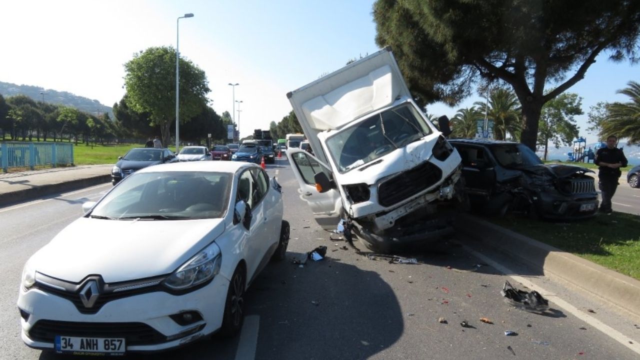 İstanbul Maltepe'de Korkutan Kaza Dragos Sahil Yolu Kilitlendi (1)