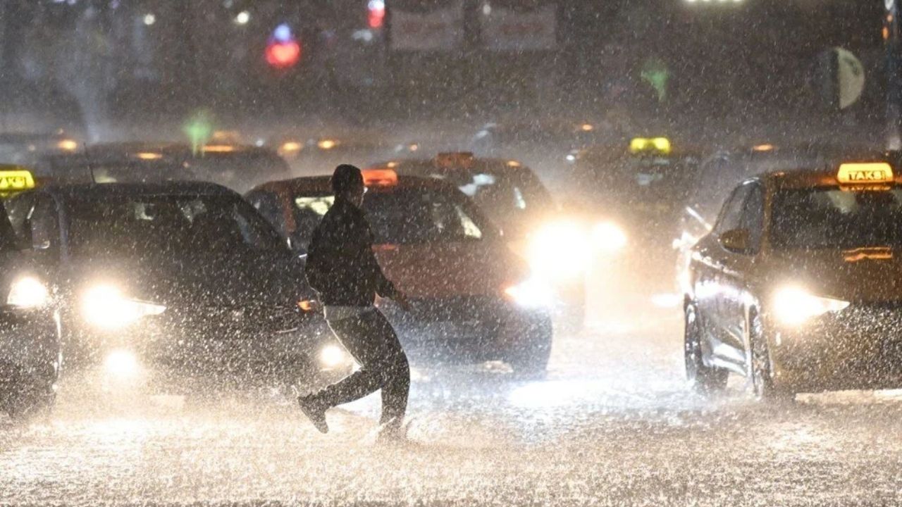 Kuvvetli Yağış Ankara'yı Vurdu Metroyu Su Bastı, Vatandaşlar Zor Anlar Yaşadı! (1)