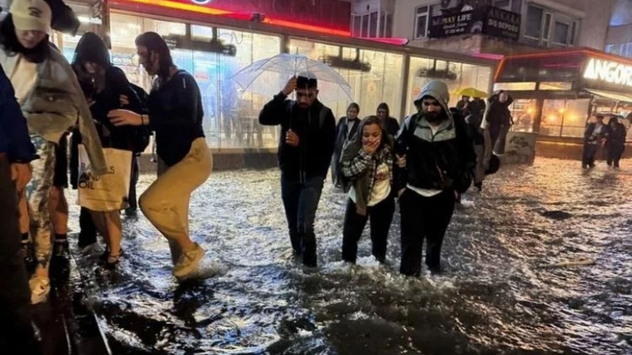 Kuvvetli Yağış Ankara'yı Vurdu Metroyu Su Bastı, Vatandaşlar Zor Anlar Yaşadı! (2)